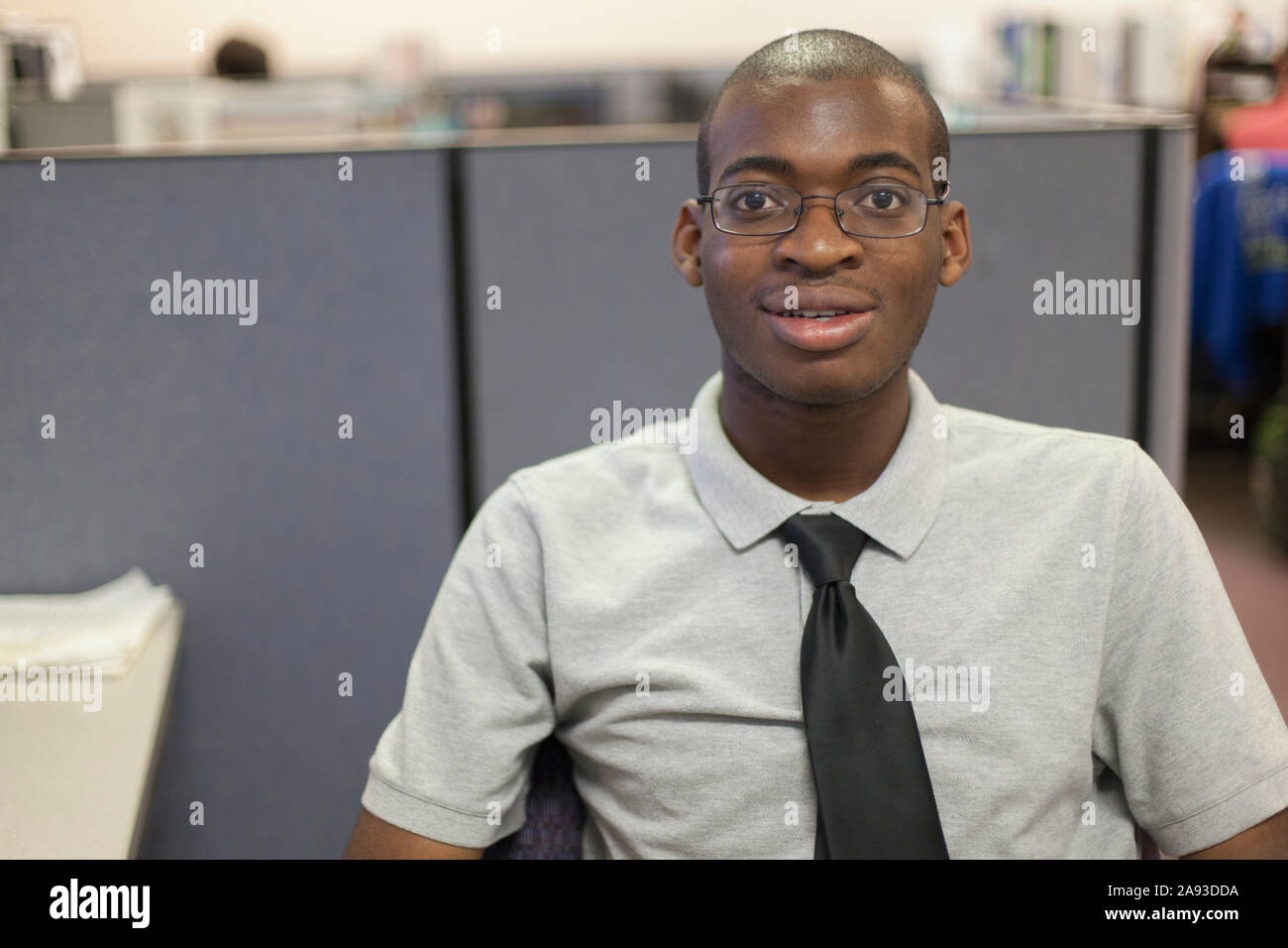 Ritratto di afroamericano con autismo che lavora in un ufficio Foto Stock