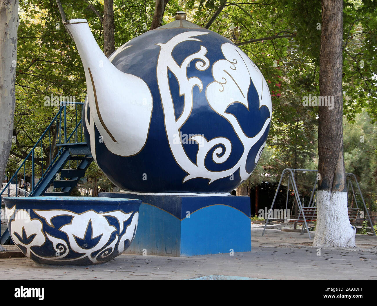 Giant set da tè ad Andijan in Uzbekistan Foto Stock