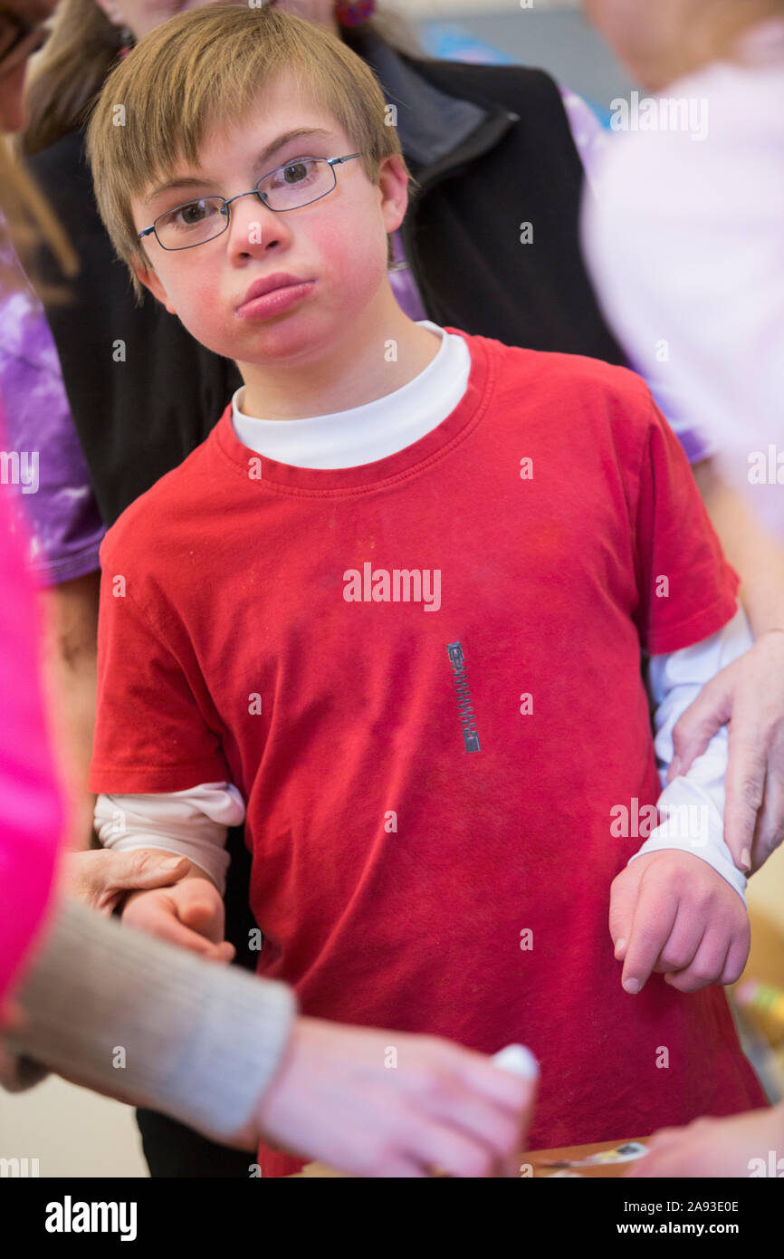 Ragazzo con sindrome di Down in una scuola Foto Stock