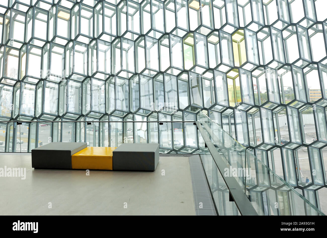 Interni geodetica di Harpa Concert Hall e il centro conferenze di un moderno meraviglia architettonica del danese Henning Larsen Architects dall'artista visiva Olafu Foto Stock