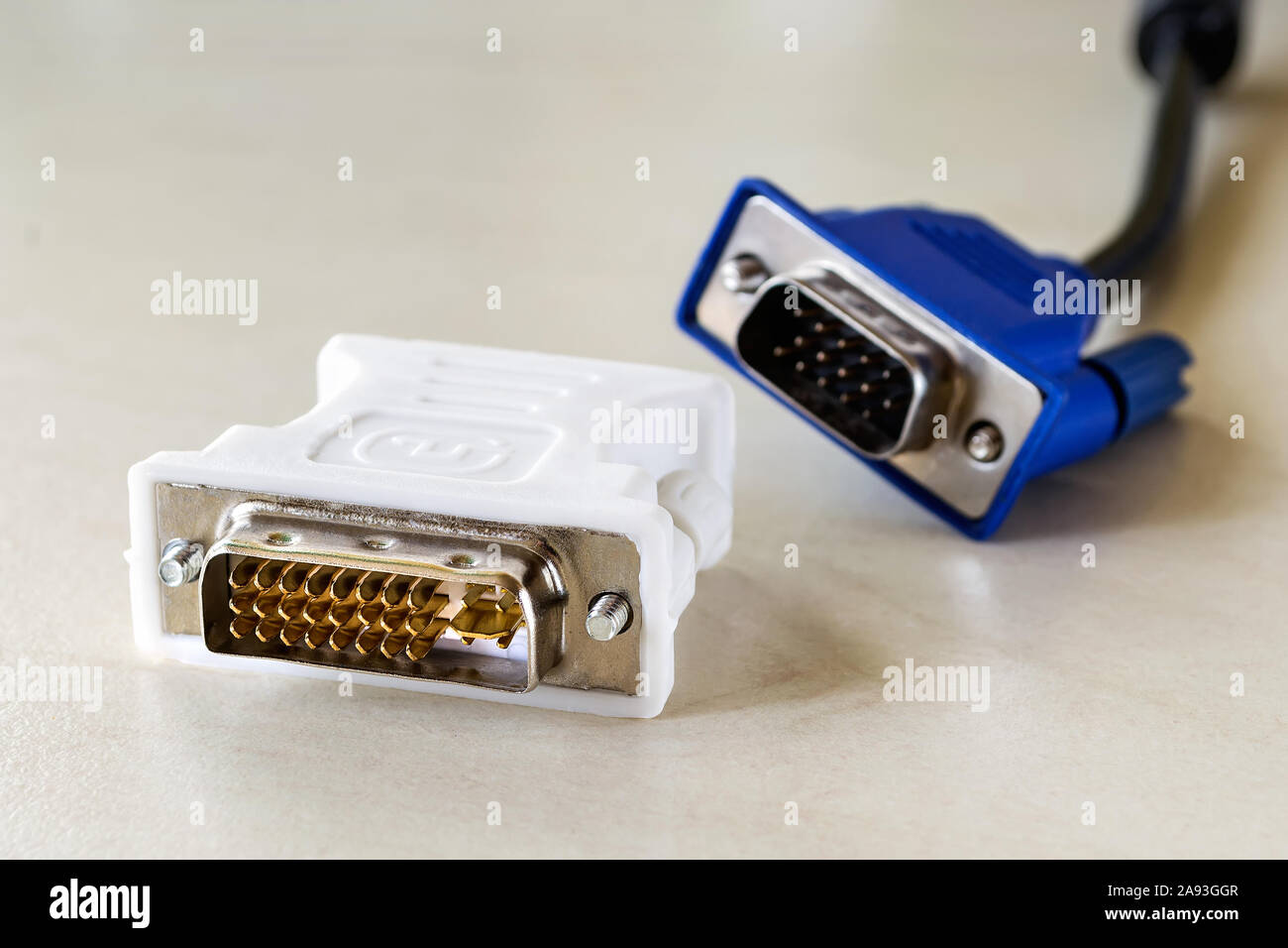 Dvi-d presa dell adattatore bianco per blu presa vga cavo monitor dietro di esso. Collegamento di dispositivi di computer con candele di tipo diverso. Close-up. Foto Stock