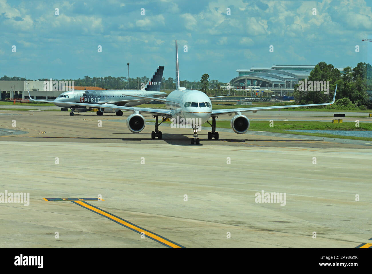 United Airlines Boeing 757 taxying sul piazzale di sosta Foto Stock