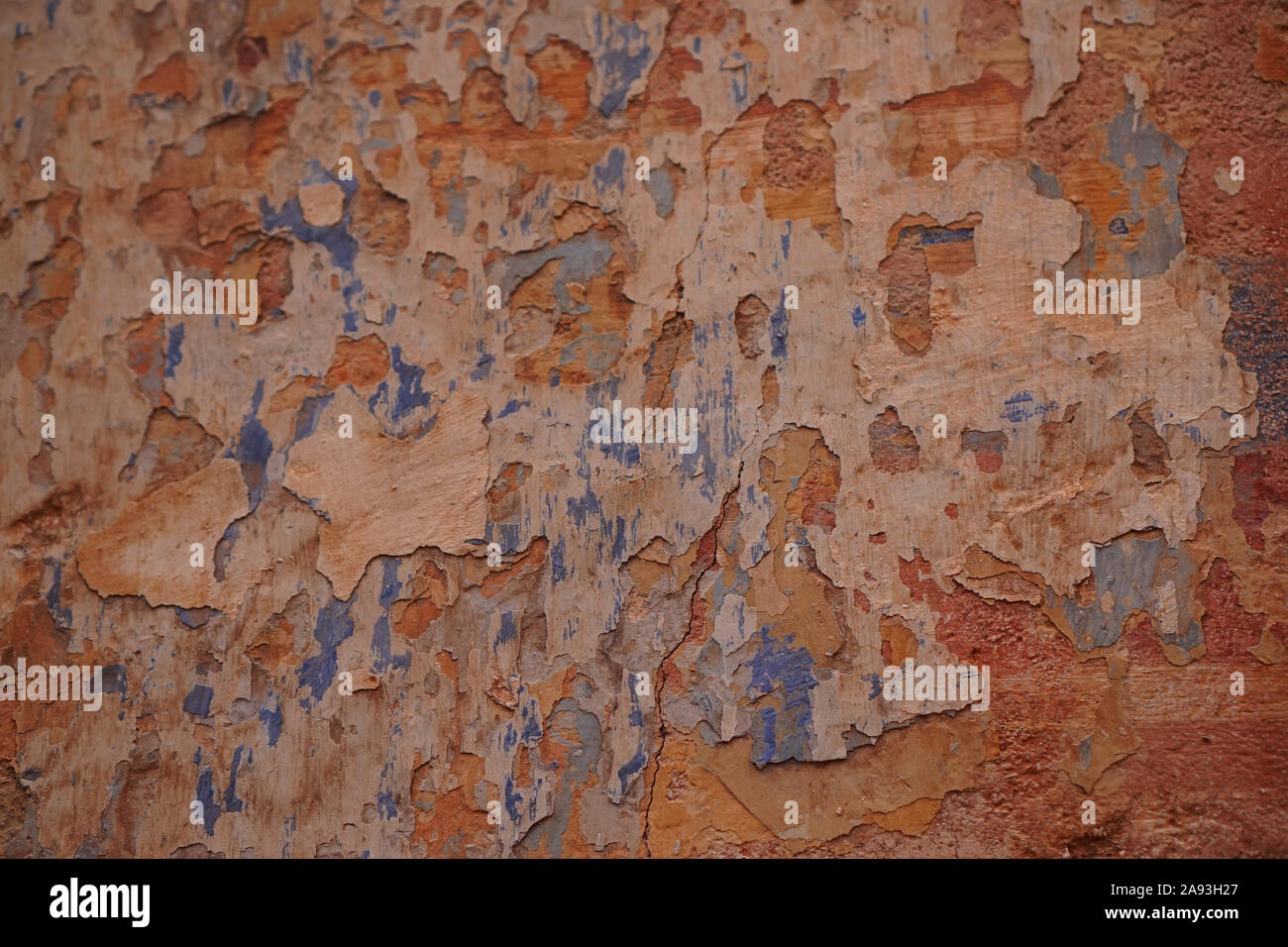 Gli strati di vernice sgretolando da una parete rendendo texture interessanti Foto Stock