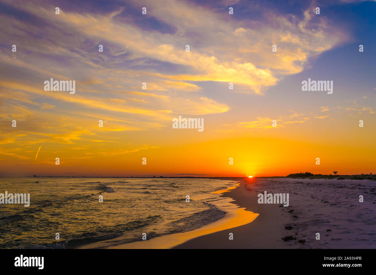 Ocean Beach sunset. Tropical Costa del Golfo ocean beach sunset scena. Bellissima scenic tourist travel percorso di destinazione. Rilassante sulla costa del Golfo mare Foto Stock