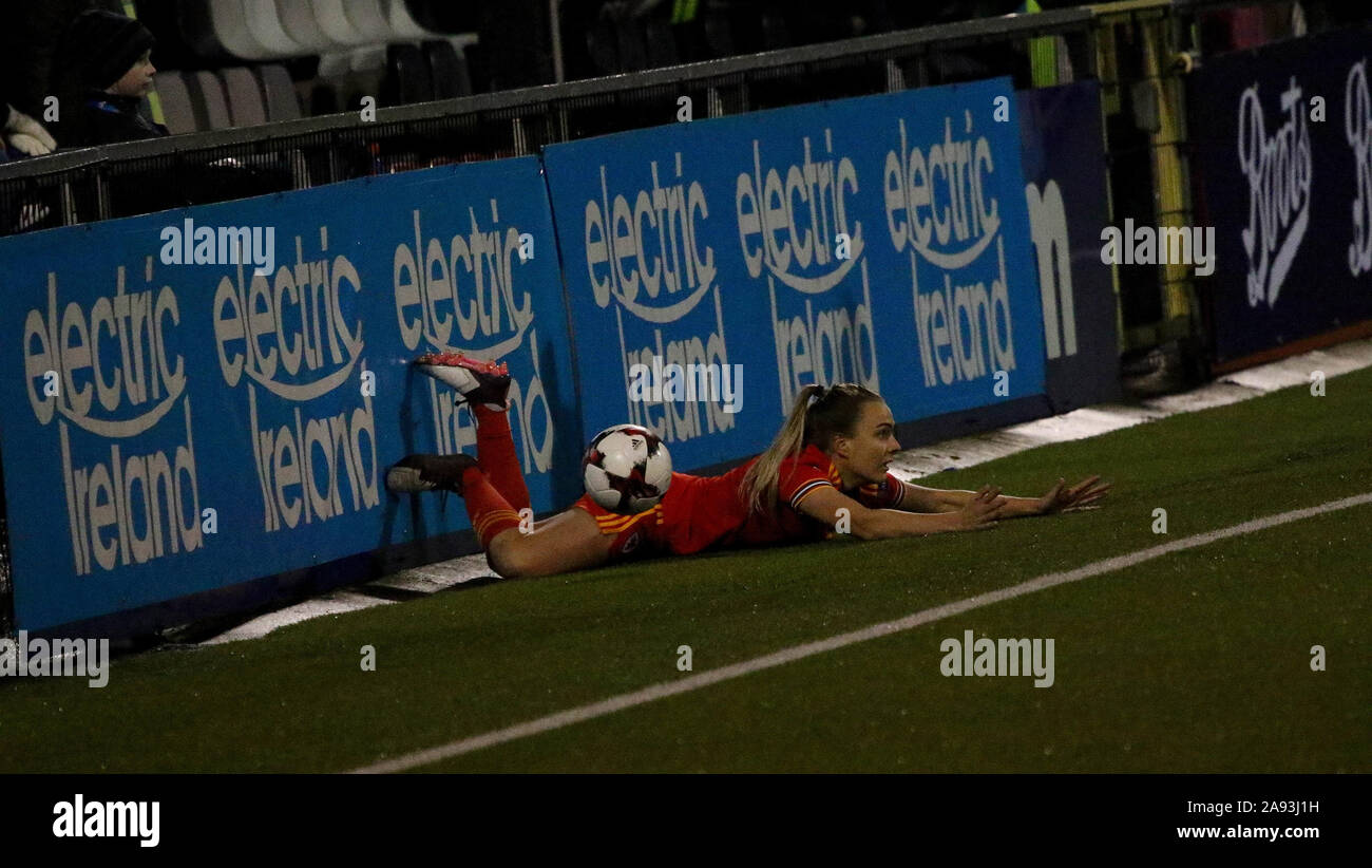 Seaview Stadium, Belfast, Irlanda del Nord, Regno Unito. Xii Nov, 2019. Femminile UEFA EURO 2021 il qualificatore:Irlanda del Nord Galles v (rosso). Azione da questa sera gioco.Galles " Josephine verde (7) si blocca sul margine. Credito: David Hunter/Alamy Live News Foto Stock