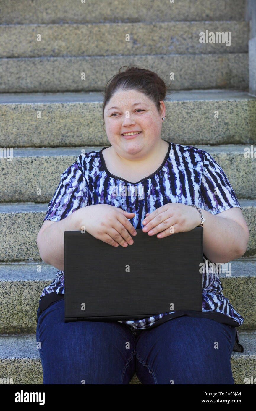 Donna con problemi di vista che utilizza il suo computer Foto Stock