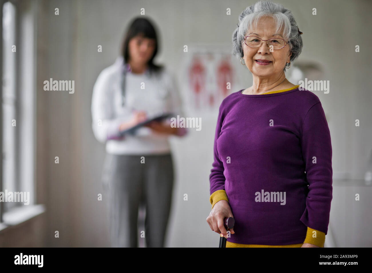 Donna anziana a un controllo medico con il suo medico Foto Stock