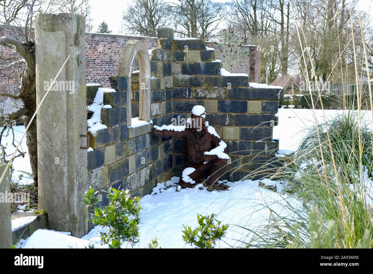 Il giardino evasori, un moderno memorial di alleati abbattuti aviatori che hanno eluso la cattura in WW II; shot in astley park chorly nella neve. Foto Stock