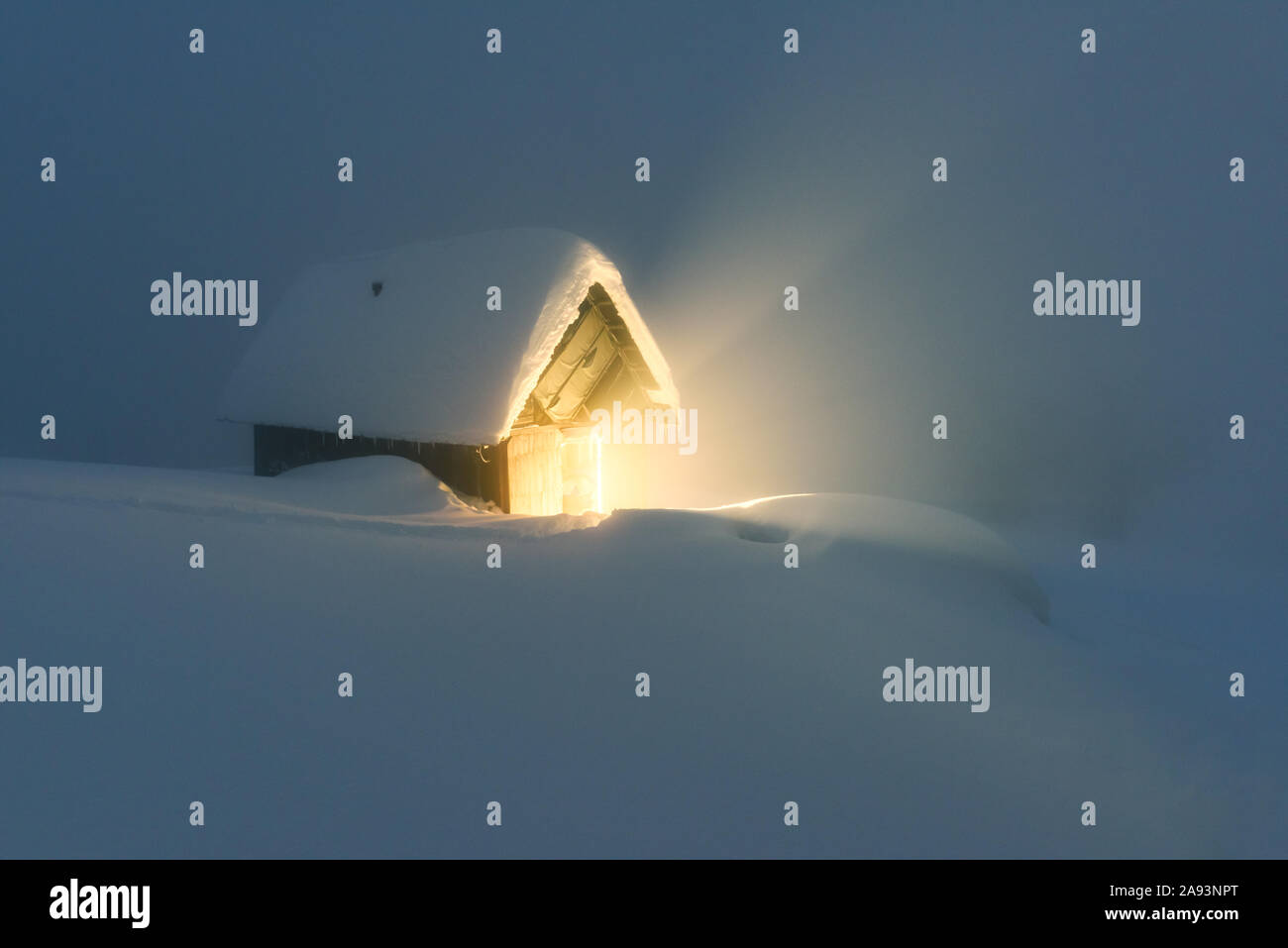 Fantastico paesaggio invernale con casa in legno in montagna innevata. Vacanze di Natale concept Foto Stock