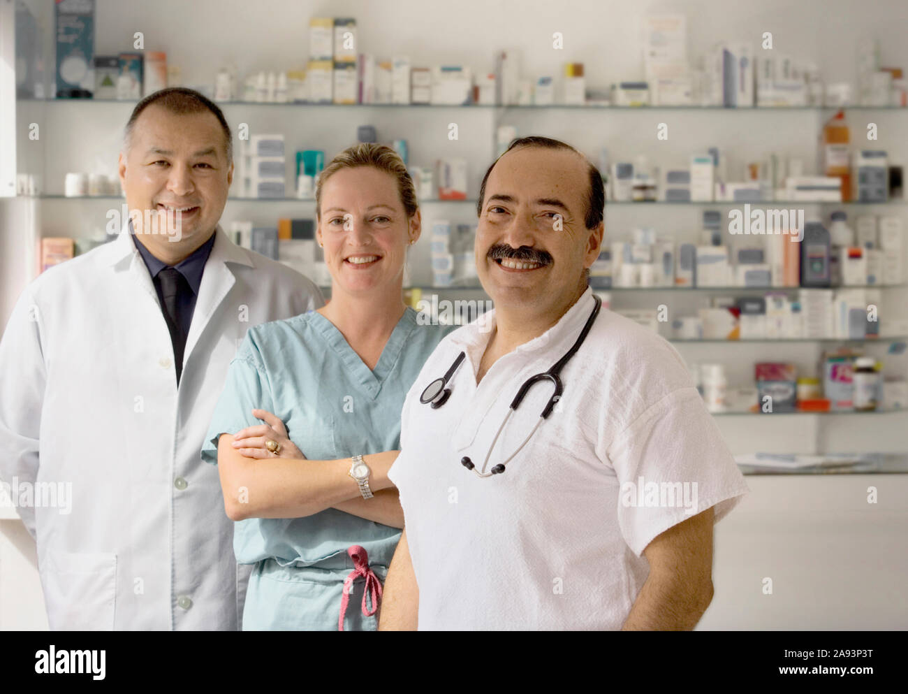 Un team di tre medici sorride alla telecamera Foto Stock