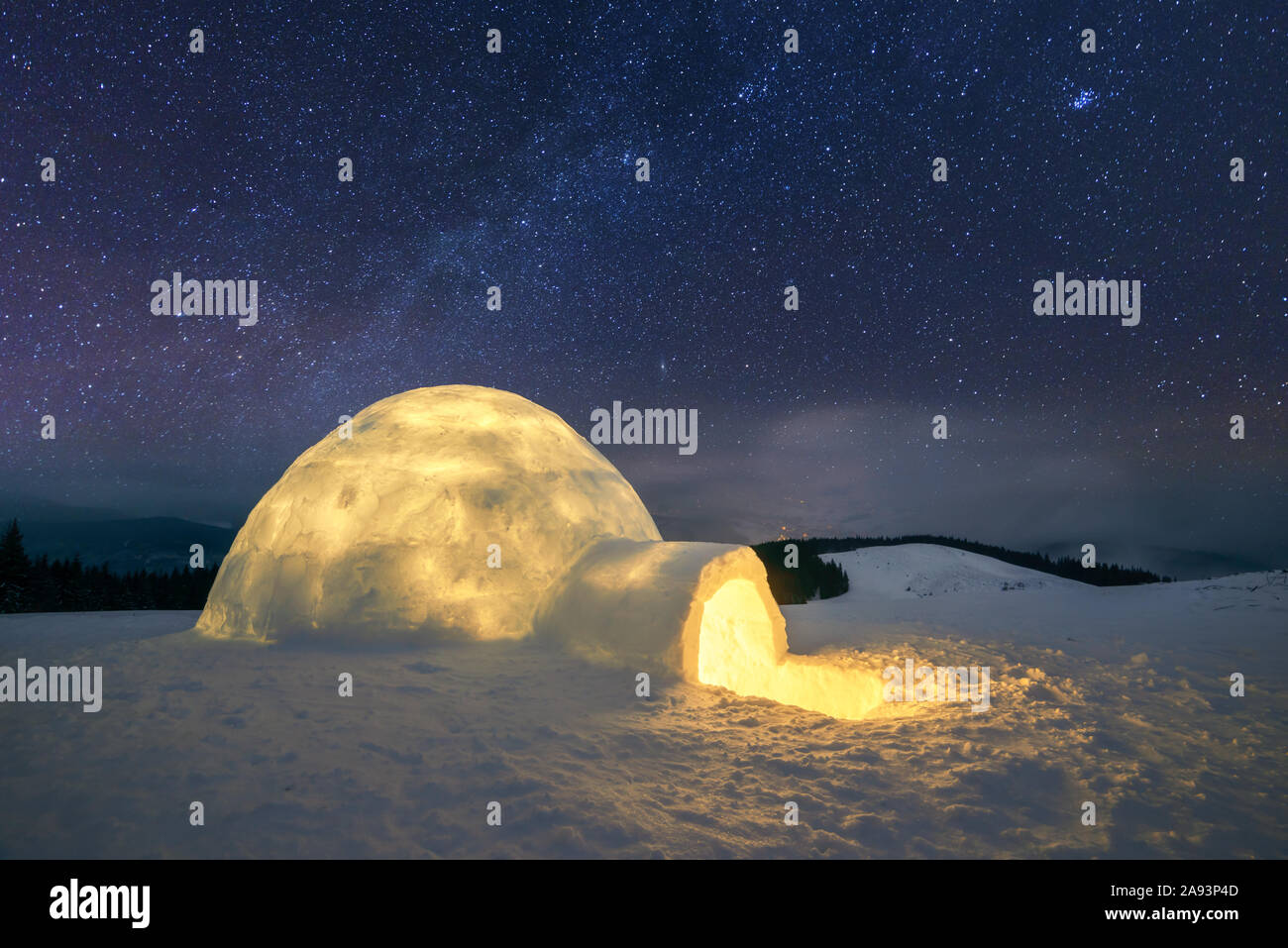 Fantastico paesaggio invernale incandescente da star light. Scena invernale con snowy igloo e la via lattea nel cielo notturno Foto Stock