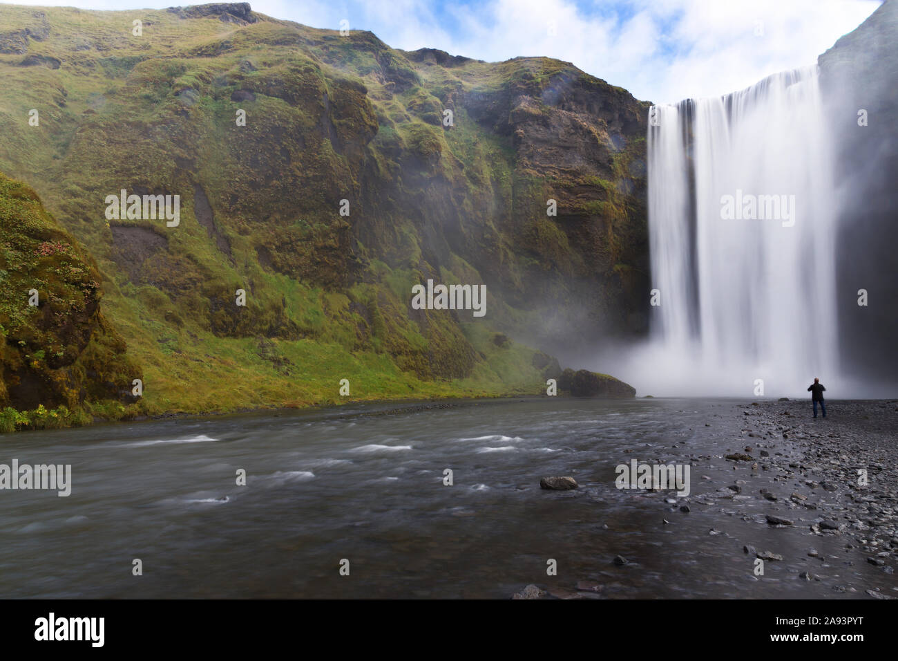 Cascata Skogafoss cascading nel sud dell'Islanda, Europa Foto Stock