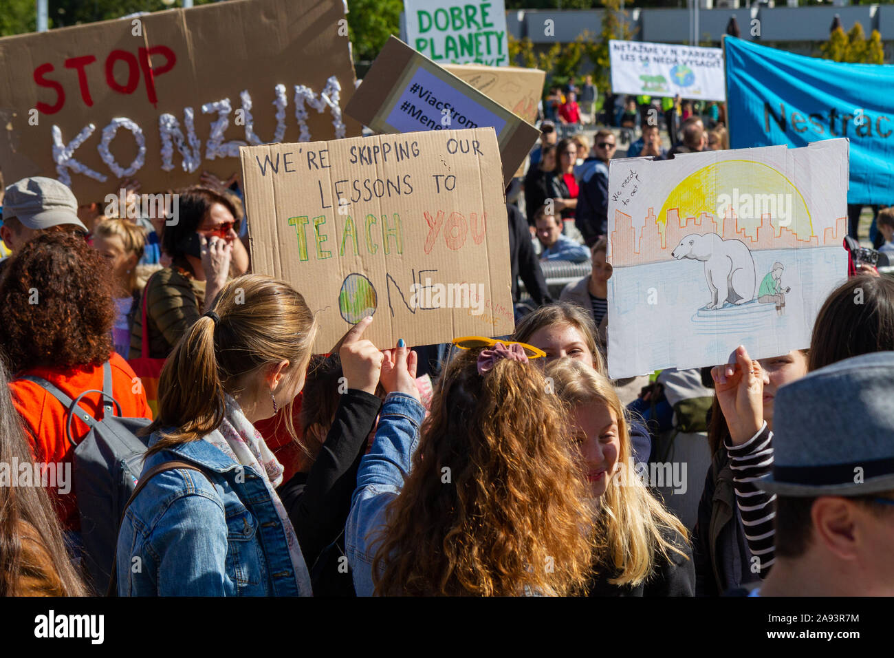 Gli studenti slovacca raccogliere nel cambiamento climatico rally di protesta nella capitale. Foto Stock