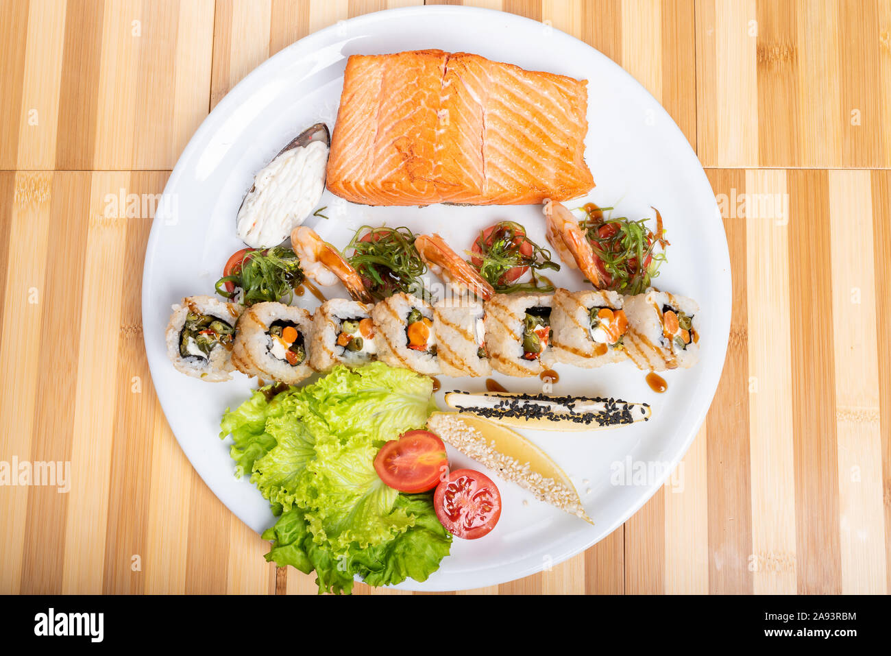 Sushi assortiti, gamberetti, e un pezzo di salmone alla griglia. Foto Stock
