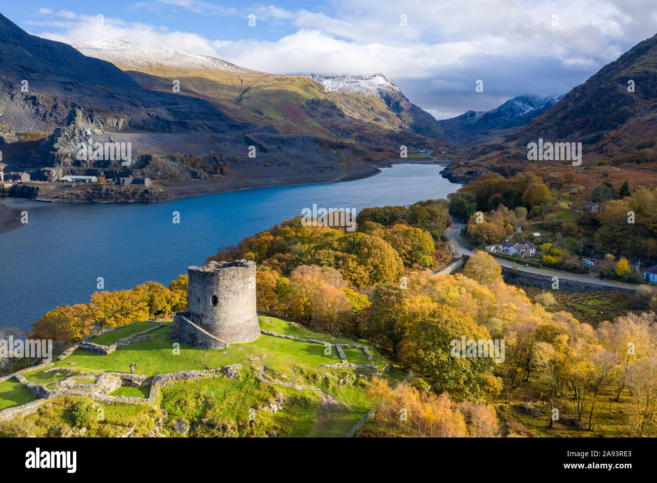 Dolbadarn Castle, Llanberis, Gwynedd, Wales, Regno Unito. Il 9 novembre 2019. L'inverno il sole illumina Dolbadarn Castle e il lago di Llyn Padarn, ai piedi di S Foto Stock