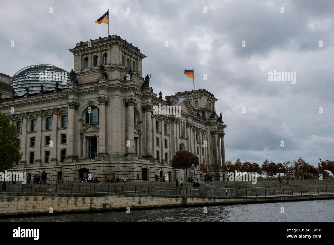 Famoso reichstag con persone turisti e cupola di vetro,berlin Foto Stock
