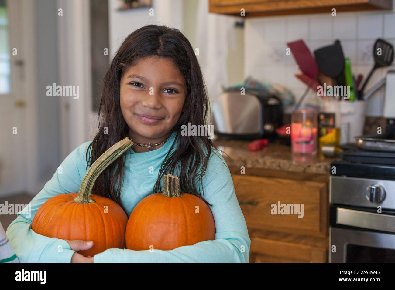 Teen che tiene le zucche Foto Stock