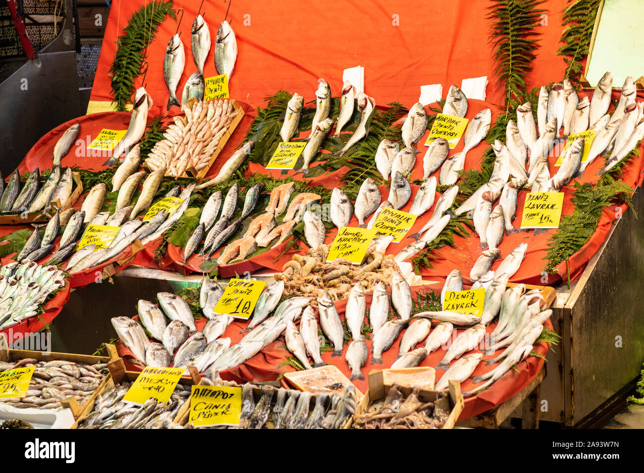 Istanbul, Turchia - Novembre-11.2019: pesce di mare su un contatore al mercato del pesce, Istanbul, Turchia Foto Stock