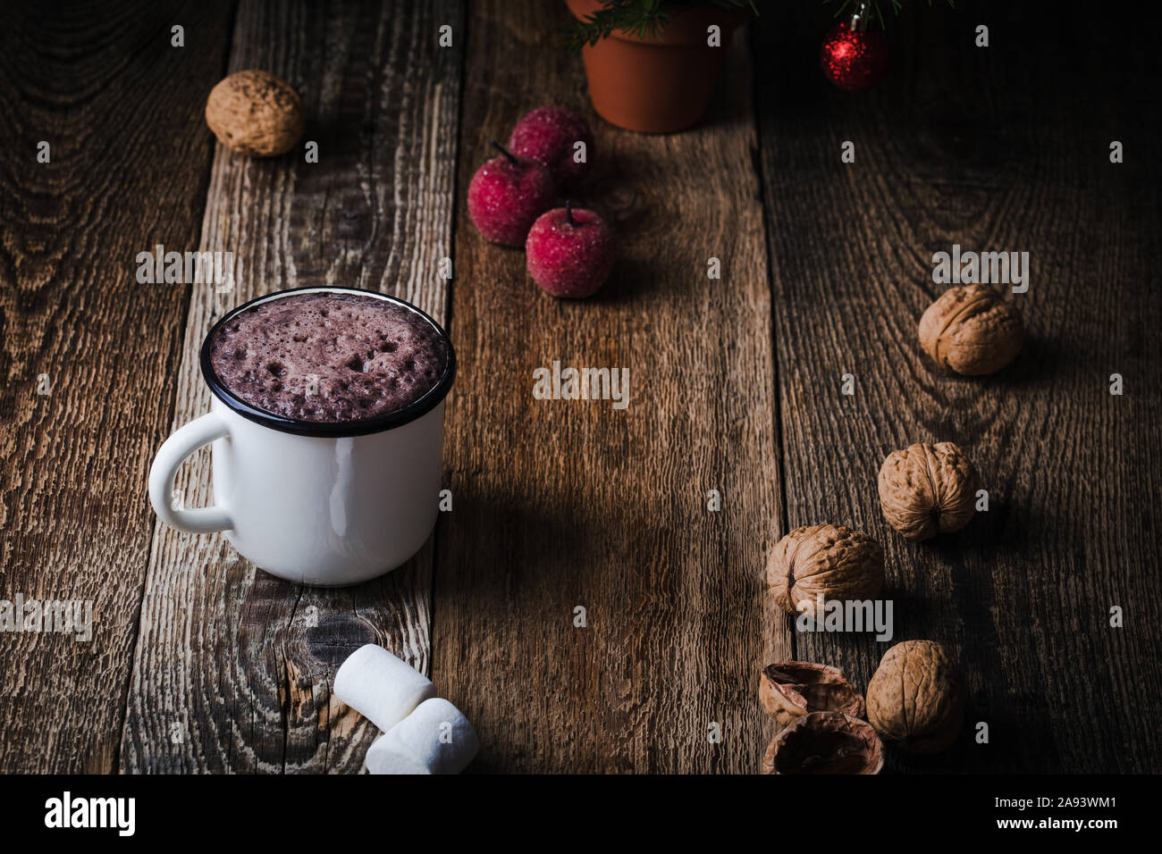Hot Chocolate, Cocoa sulla festosa tavola in legno rustico, tradizionale autunno e inverno bevanda calda in bianco mug, close up Foto Stock