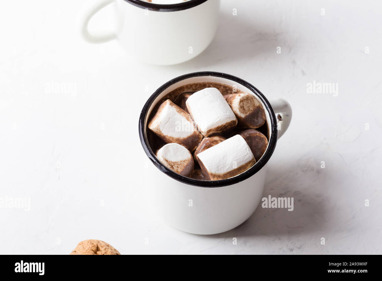 Hot Chocolate, Cocoa sulla festosa tavolo bianco, tradizionale autunno e inverno bevanda calda con marshmallow in bianco tazze, close up Foto Stock