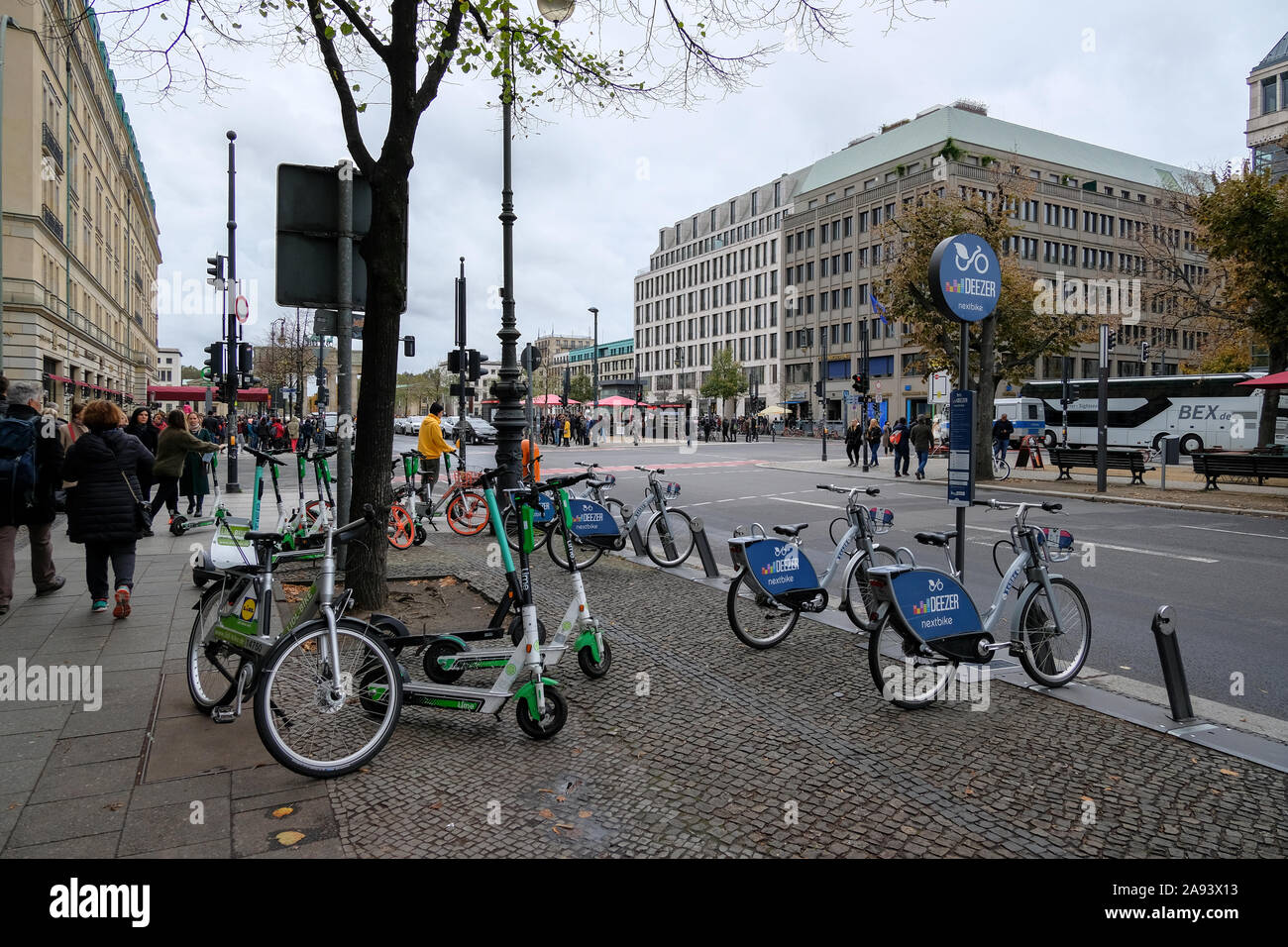 Elettrica bici e scooter affitto nel centro città di Berlino,ecologico di cultura europea Foto Stock