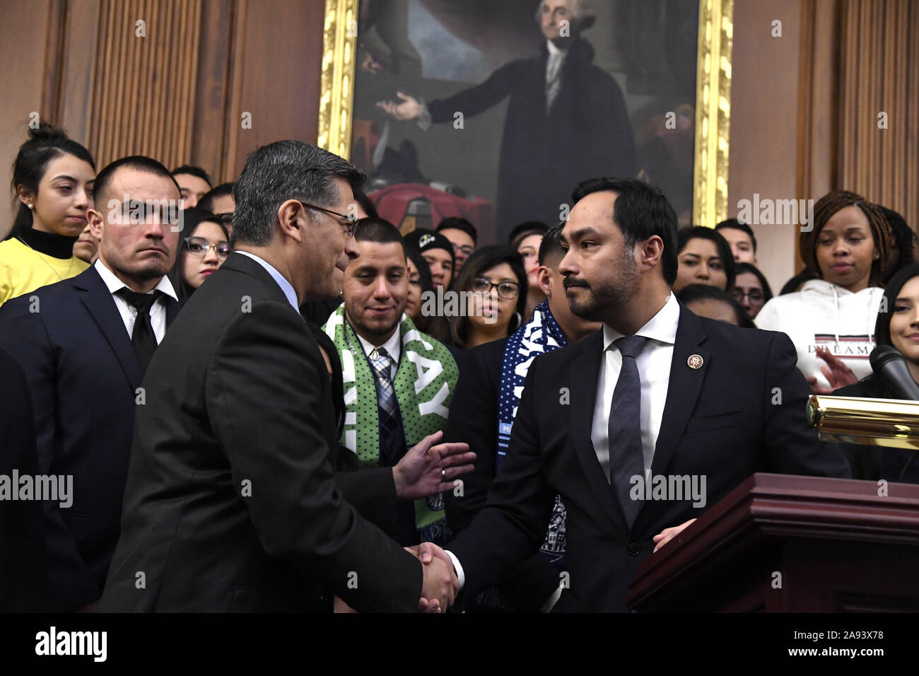 Washington, Stati Uniti. Xii Nov, 2019. Sost. Joaquin Castro del Texas (R) scuote le mani con la California Attorney General Xavier Becerra come essi si uniscono i querelanti per l'azione differita per l infanzia arrivi (DACA), sul colle del Campidoglio, Martedì, Novembre 12, 2019 a Washington, DC. La Corte suprema è udito argomentazioni sulla Trump Administration della politica DACA, la cosiddetta "immigrati alesatori'. Foto di Mike Theiler/UPI Credito: UPI/Alamy Live News Foto Stock