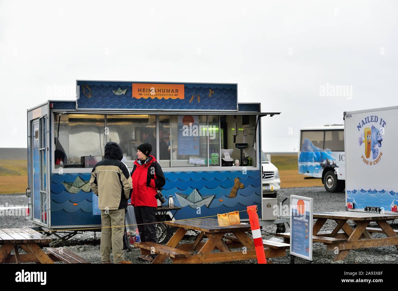 Jökulsárlón, Islanda. Un negozio di aragoste mobile serve i turisti lungo una costa e iceberg a Jökulsárlón. Foto Stock