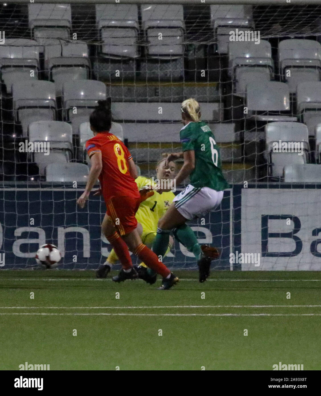 Seaview Stadium, Belfast, Irlanda del Nord, Regno Unito.xii Nov 2019. Femminile UEFA EURO 2021 il qualificatore:Irlanda del Nord Galles v (rosso). Azione da stasera il gioco.in Irlanda del Nord il portiere Rebecca Flaherty sves da Angharad James(8). Credit:David Hunter/Alamy Live News. Foto Stock