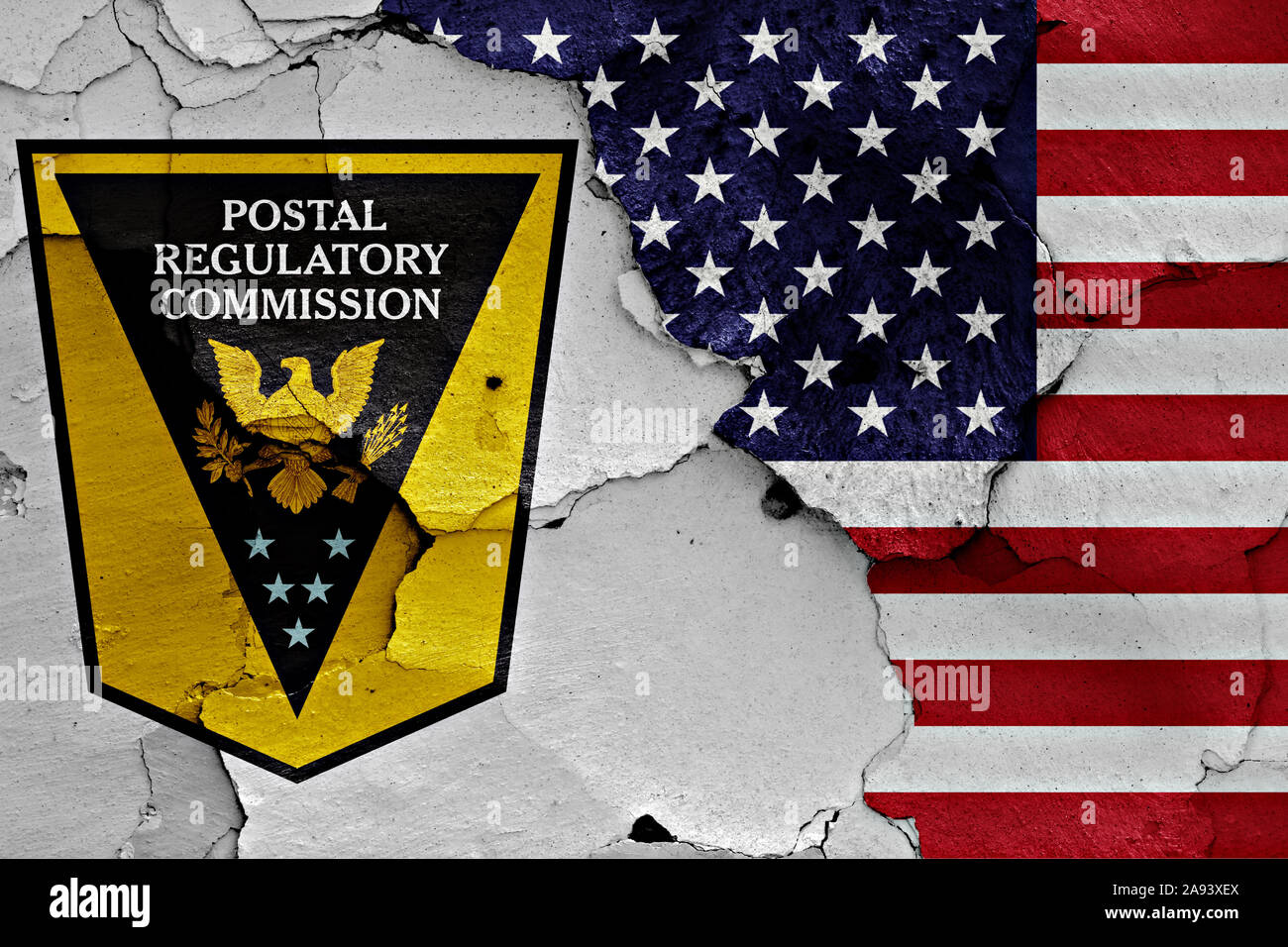 Bandiere di regolamentazione postale Commissione e Stati Uniti d'America dipinta sulla parete incrinato Foto Stock