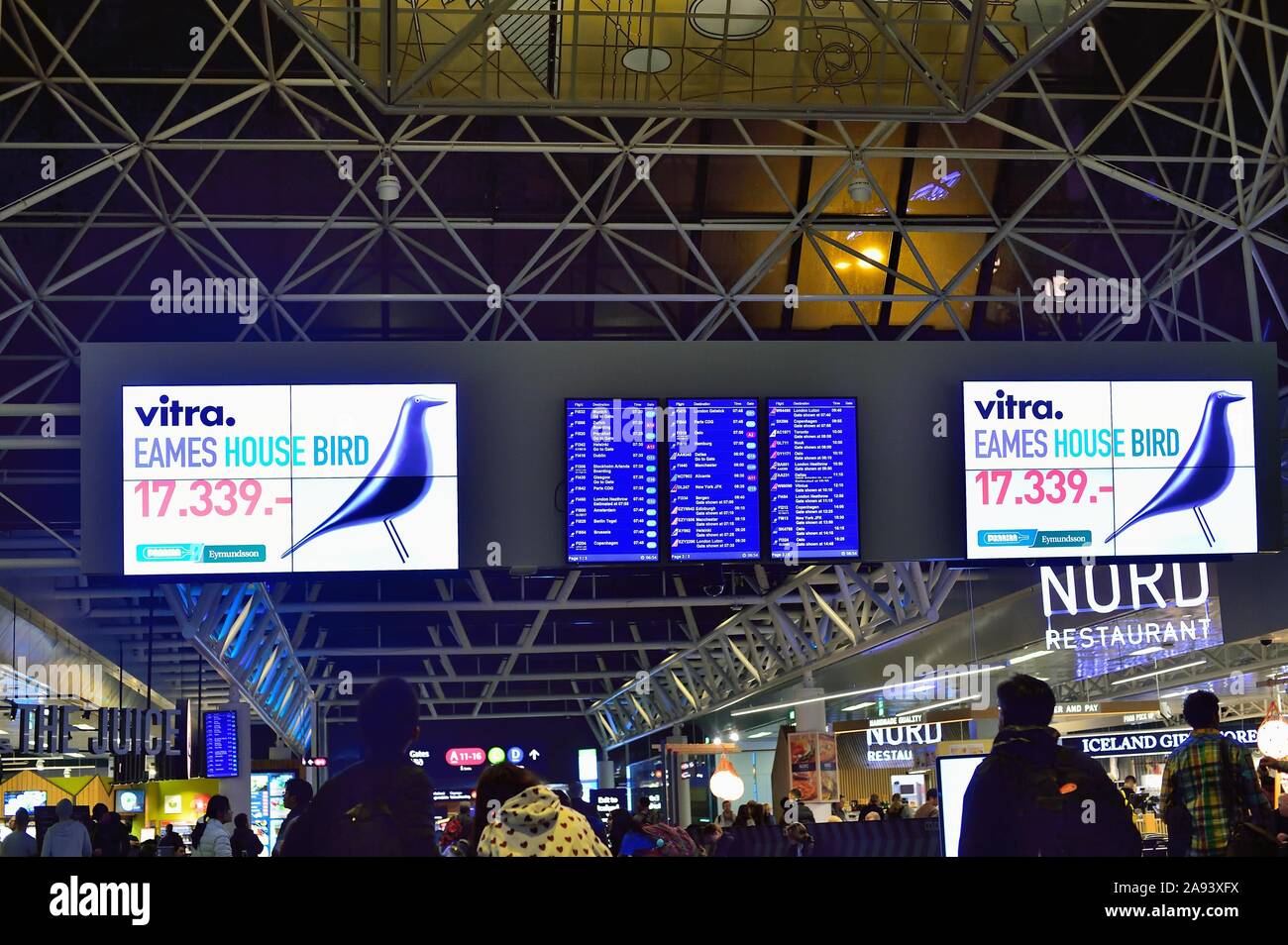 Keflavik, Islanda. Sala partenze contenente informazioni di volo così come il cibo si ferma all'Aeroporto Internazionale di Keflavik. Foto Stock
