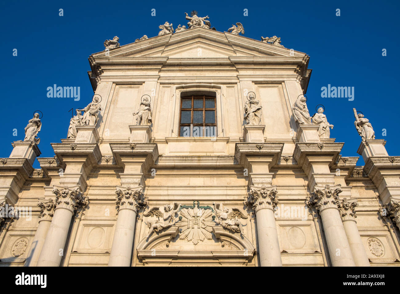 L'esterno della chiesa di Santa Maria Assunta, conosciuto anche come i Gesuiti, situato nel sestiere di Cannaregio a Venezia in Italia. Foto Stock