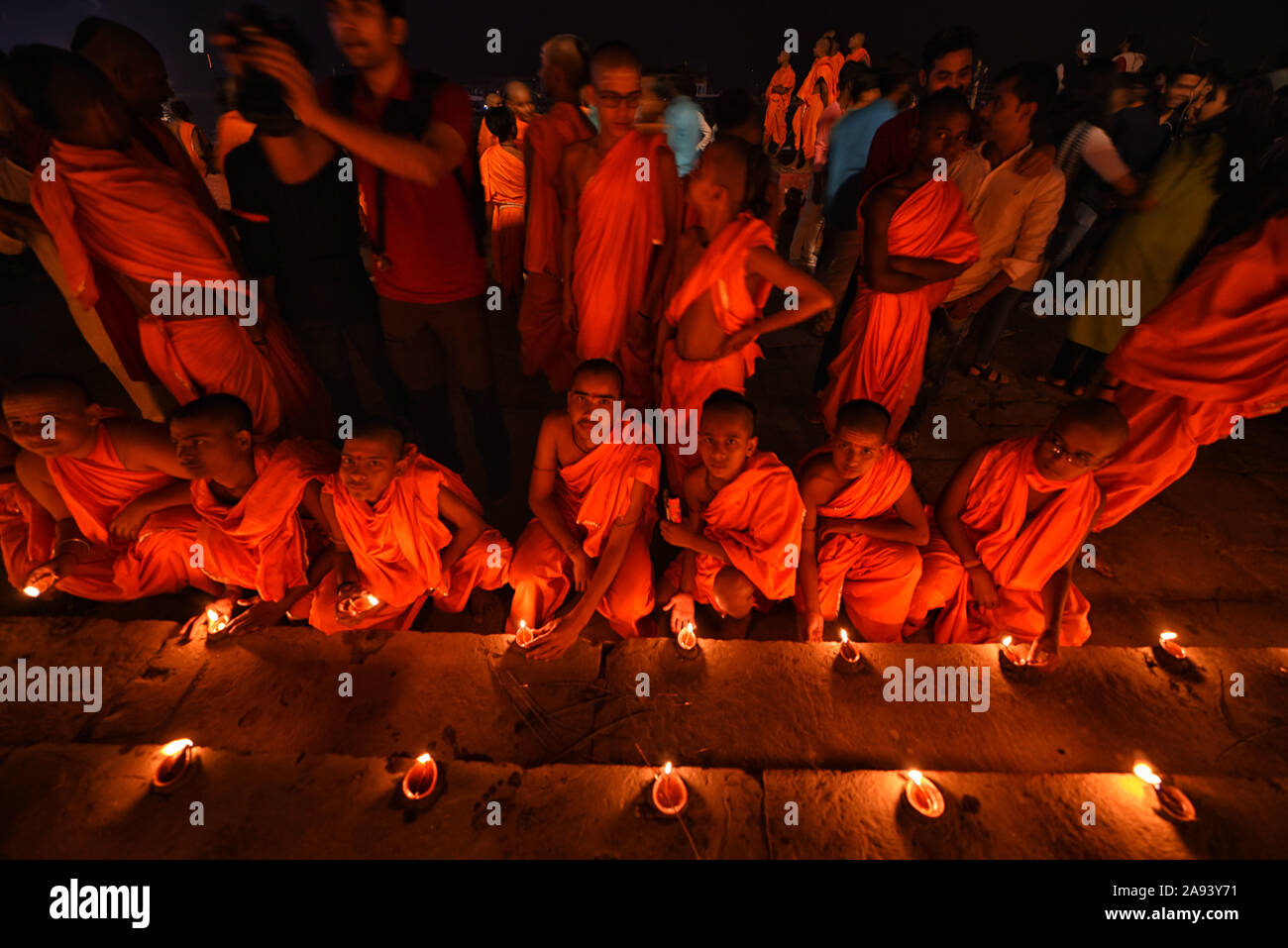 Varanasi (India). Xii Nov, 2019. Il monaco indiano figli illuminare le lampade alla vigilia di dev Deepavali a Varanasi.Dev Deepavali è la luce più grande Festival dell India dove i devoti decorano la banca di fiume del Gange con milioni di lampade come parte del festival. Credito: Avishek Das/SOPA Immagini/ZUMA filo/Alamy Live News Foto Stock