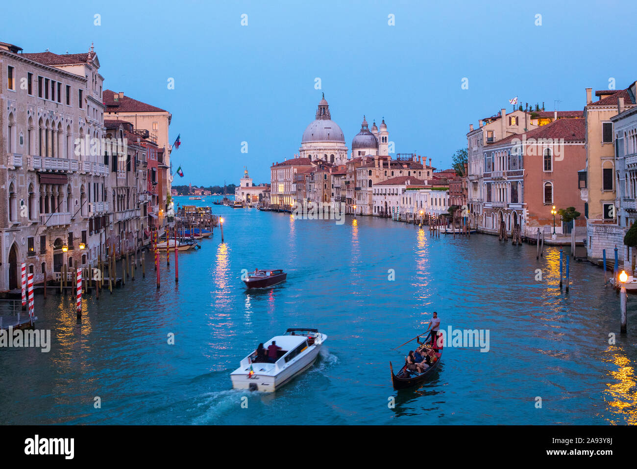 Venezia, Regno Unito - 19 Luglio 2019: la vista dal Ponte dell'Accademia tenendo nel mirino del Canal Grande e la Basilica di Santa Maria della Salute in th Foto Stock