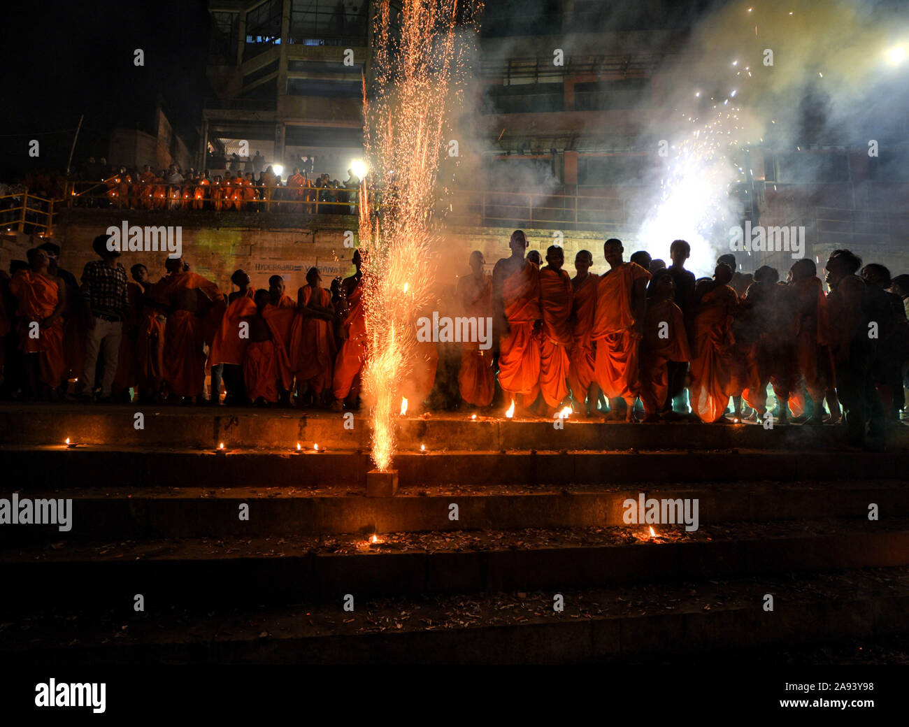 Varanasi (India). Xii Nov, 2019. Il monaco indiano giocare i bambini con fuochi d'artificio alla vigilia di Dev Deepavali a Varanasi.Dev Deepavali è la luce più grande Festival dell India dove i devoti decorano la banca di fiume del Gange con milioni di lampade come parte del festival. Credito: Avishek Das/SOPA Immagini/ZUMA filo/Alamy Live News Foto Stock