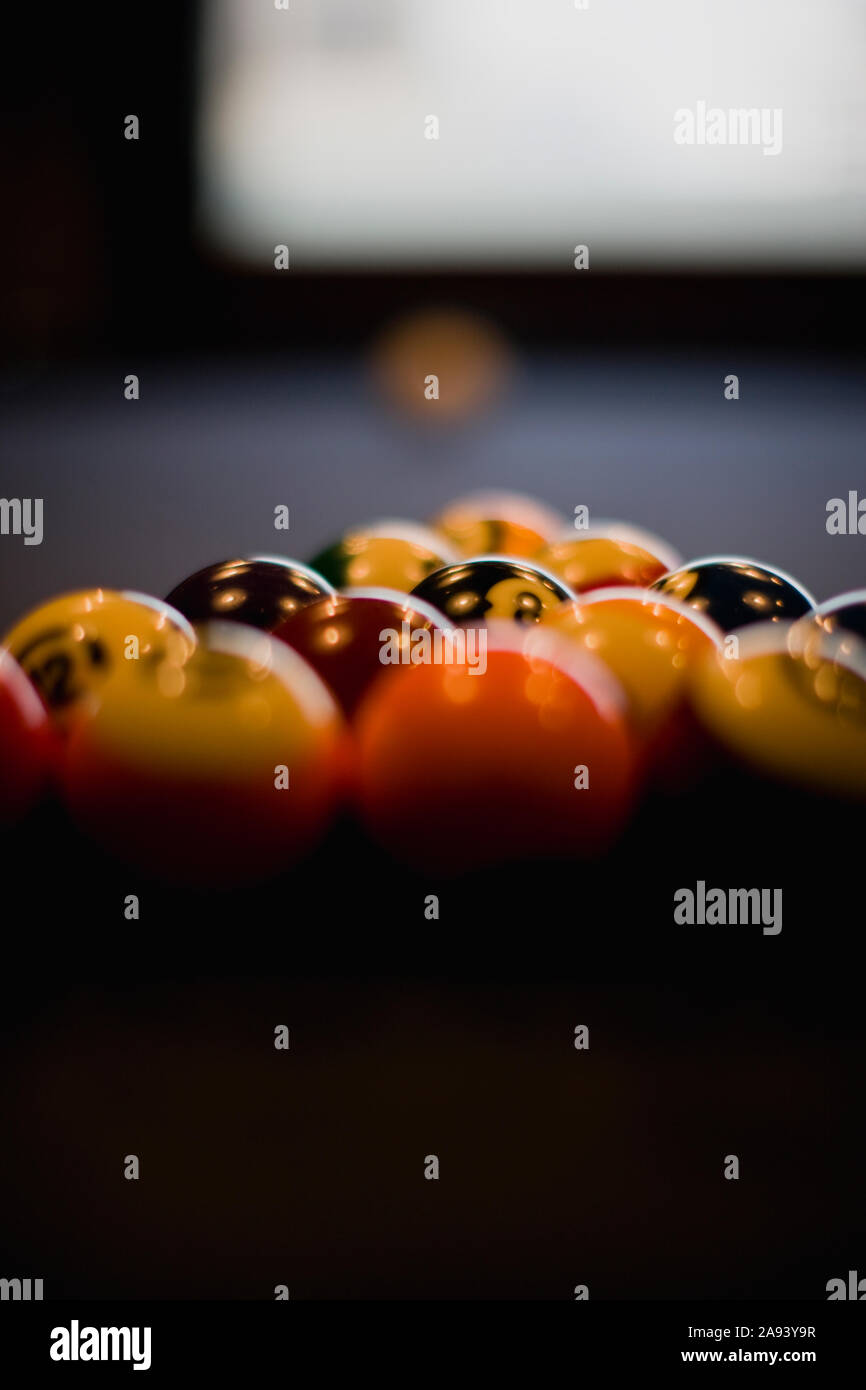 La piscina di palline in forma di triangolo su un tavolo da biliardo. Foto Stock