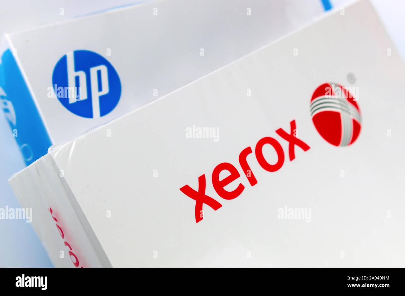Risme di Xerox e HP marca della carta formato A4 mettere su ogni altra. Editoriale di foto illustrative per la Xerox opa. Foto Stock