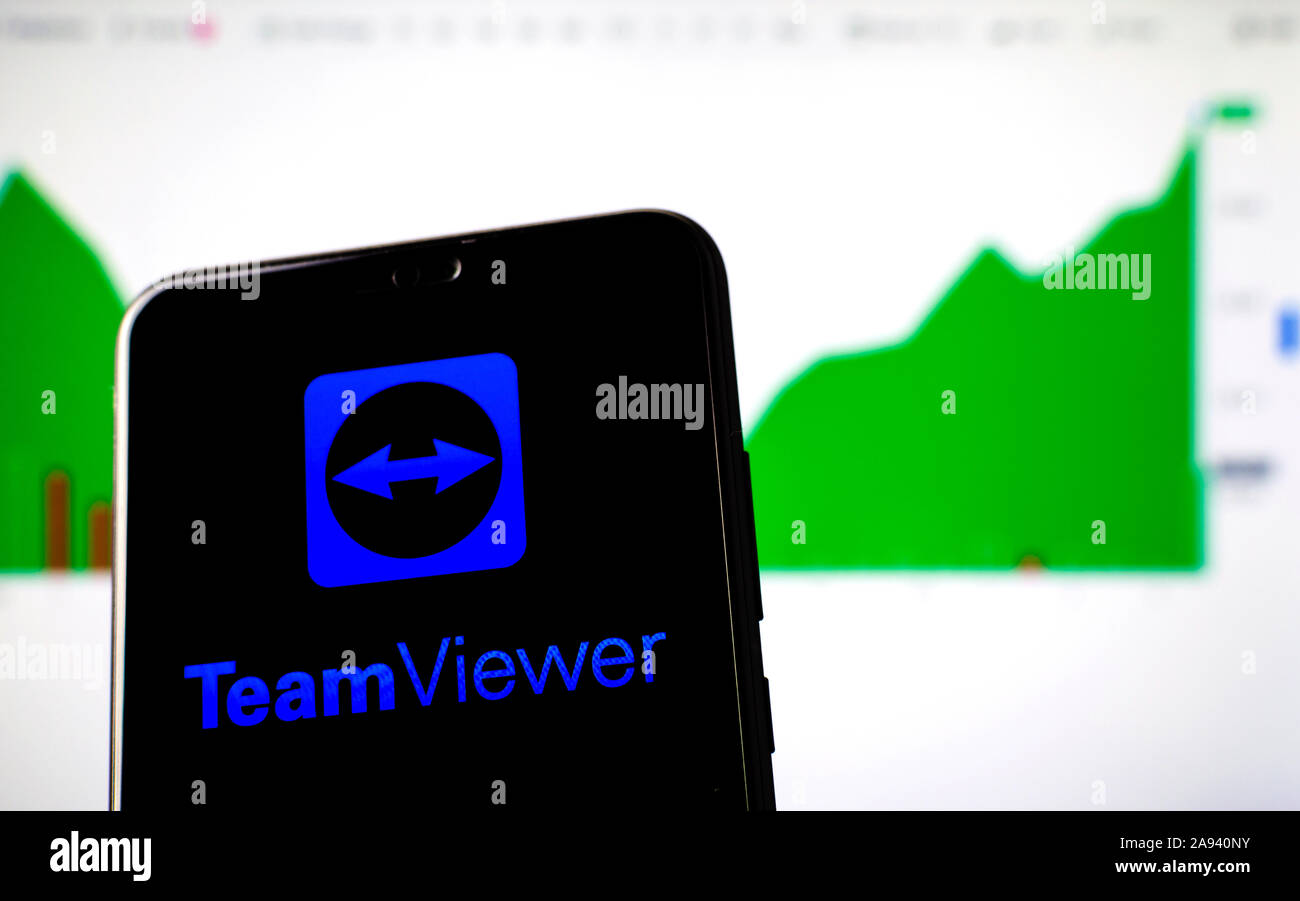TeamViewer logo sullo schermo dello smartphone e l'effettivo TeamViewer prezzo stock grafico sullo sfondo, che mostrano la crescita. Foto Stock