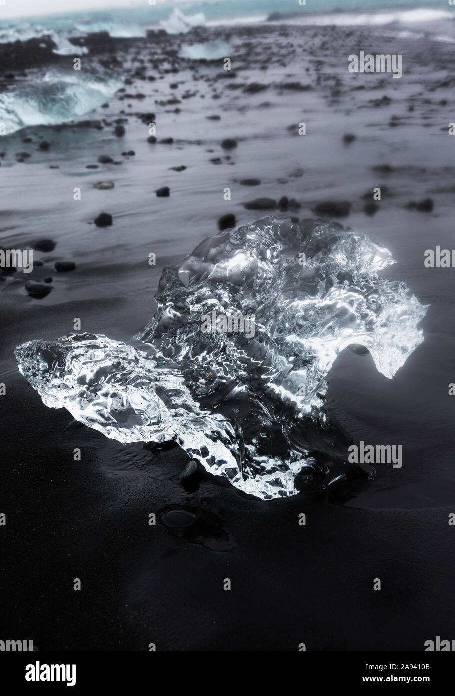 Luccicante pezzi di ghiaccio lavare fino su un flusso di lava che spiaggia di sabbia nera nel Nord Atlantico, dando l'aspetto di diamanti sulla spiaggia a Jokulsarlon glaci Foto Stock