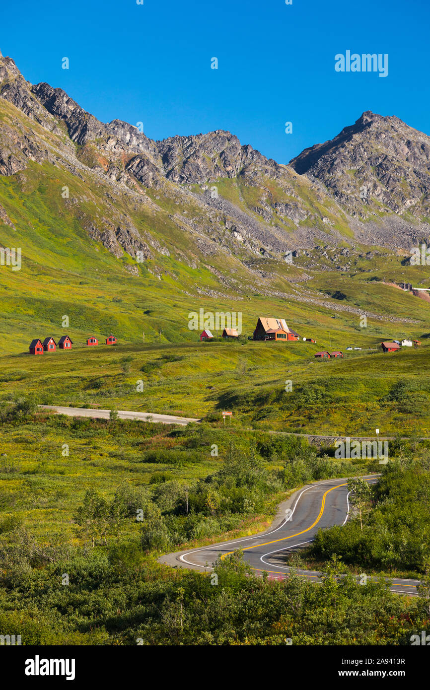 Vista della strada che conduce a Hatcher Pass Lodge e. L'Independence Mine state Historical Park nelle montagne Talkeetna Foto Stock
