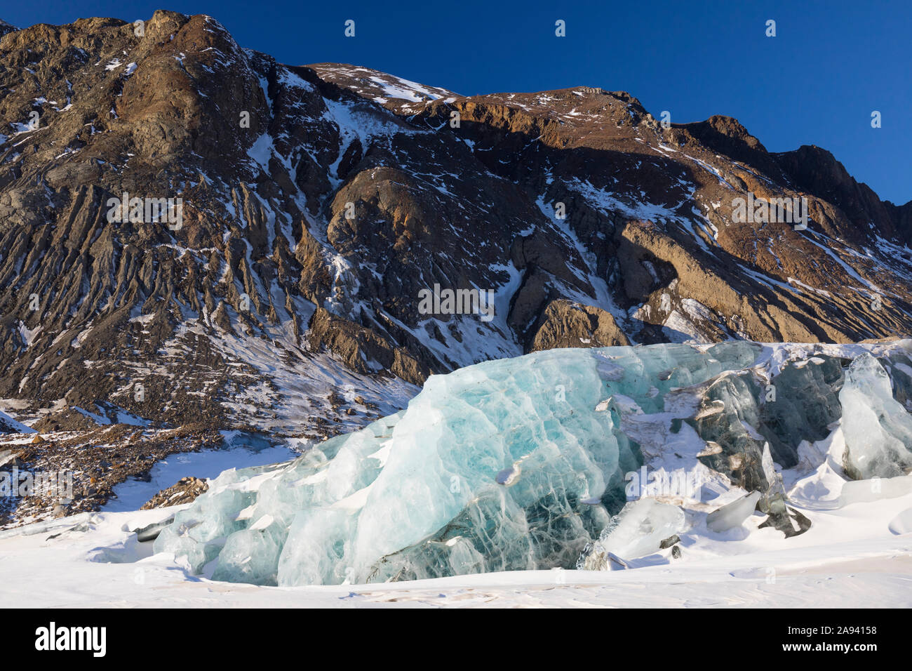 Ghiacciaio di Black Rapids nella catena montuosa dell'Alaska in una giornata invernale soleggiata; Alaska, Stati Uniti d'America Foto Stock