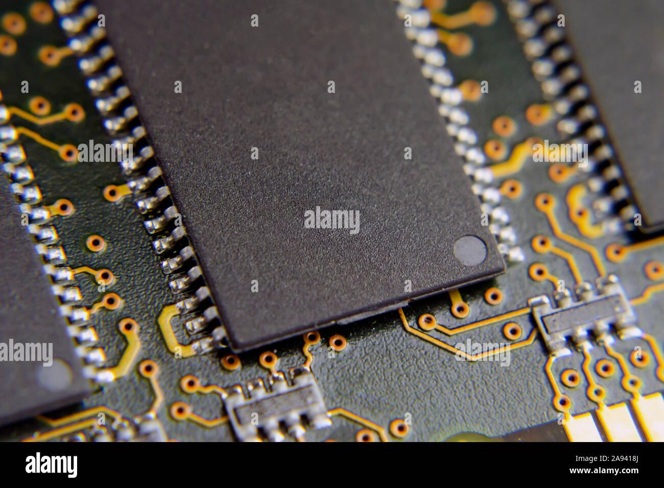 Microchip di memoria sulla scheda di circuito stampato. Extreme close up foto. Foto Stock