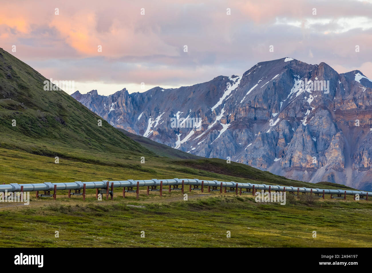 Il gasdotto Trans-Alaska si estende attraverso la tundra sotto le montagne rocciose della Brooks Range; Alaska, Stati Uniti d'America Foto Stock