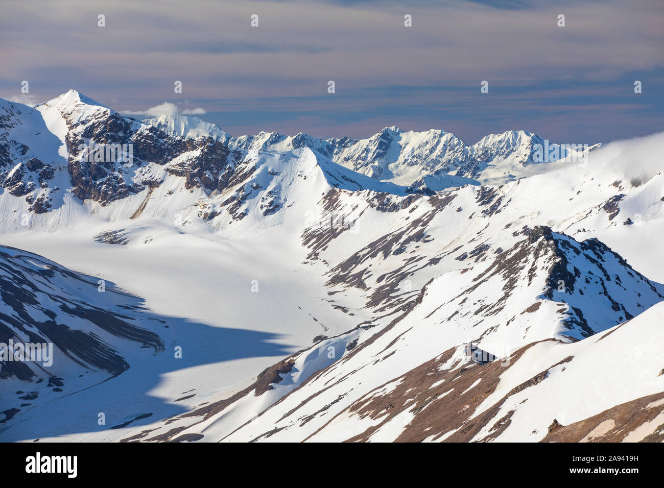 Vista di inizio estate con vista sul ghiacciaio Jarvis nella catena montuosa dell'Alaska; Alaska, Stati Uniti d'America Foto Stock