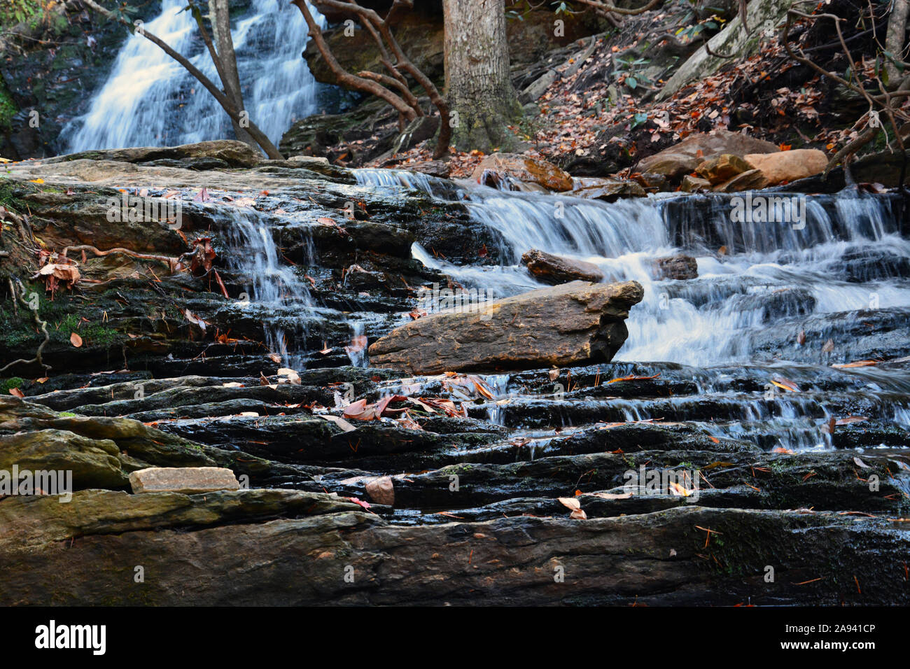 Acqua dal Cascade Creek si riversa sulle rocce in basso a Cascades cade in Hanging Rock State Park, North Carolina. Foto Stock