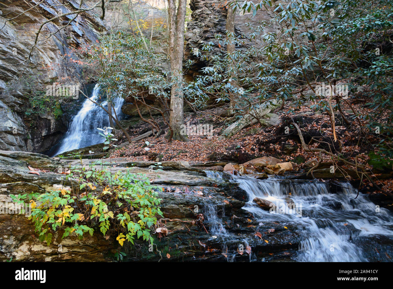 Acqua dal Cascade Creek si riversa sulle rocce in basso a Cascades cade in Hanging Rock State Park, North Carolina. Foto Stock