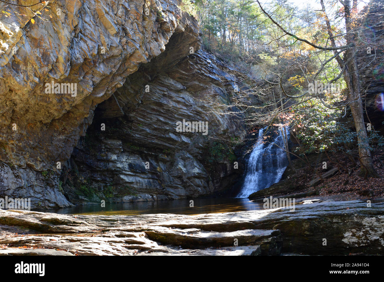 Acqua dal Cascade Creek si riversa sulle rocce e le piscine a cascata inferiore cade in Hanging Rock State Park, North Carolina. Foto Stock
