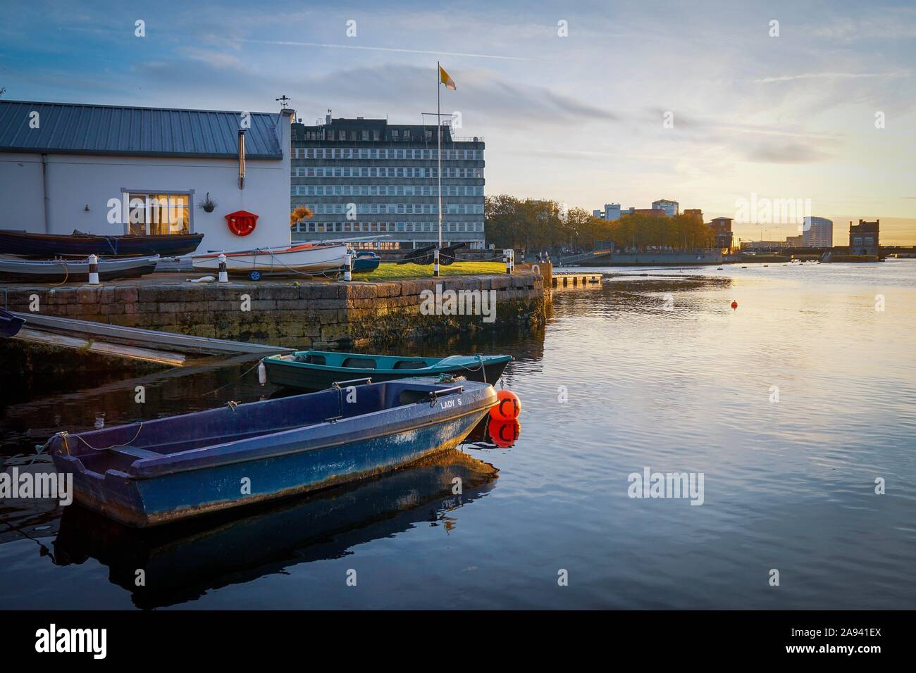 Barche ormeggiate sul fiume Shannon, Limerick, Irlanda Foto Stock