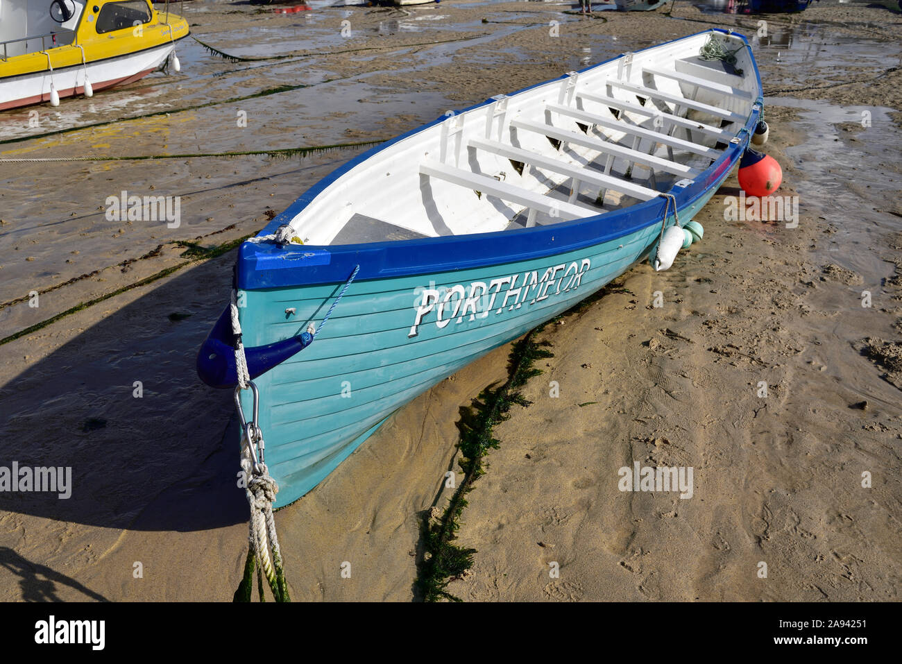 Barca a remi ormeggiate a bassa marea sulla spiaggia di St Ives, Cornwall, d'estate. Foto Stock