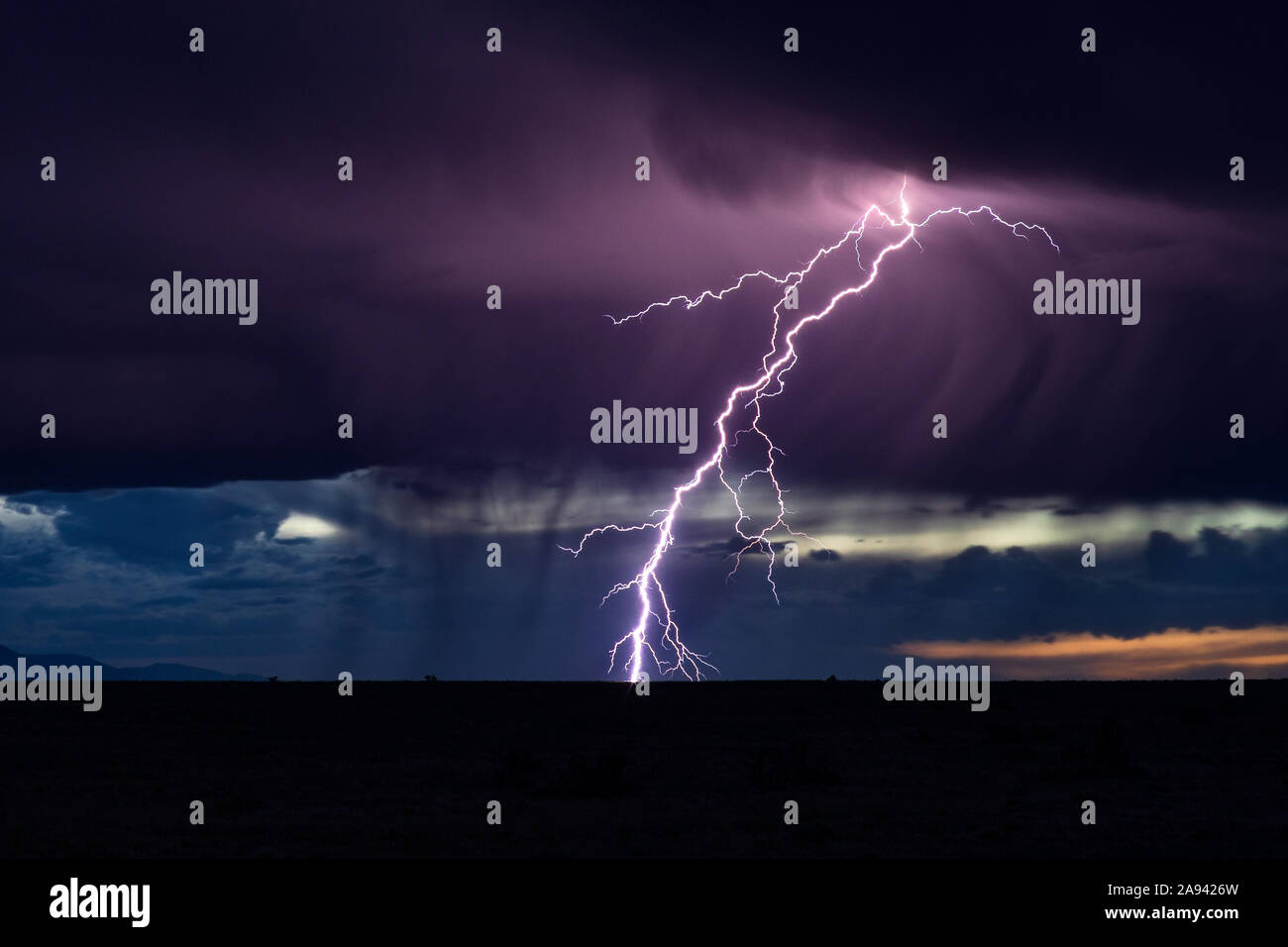 Fulmine fulmineo fulmine sciopero da un temporale isolato al tramonto vicino a Walsenburg, Colorado, Stati Uniti d'America Foto Stock
