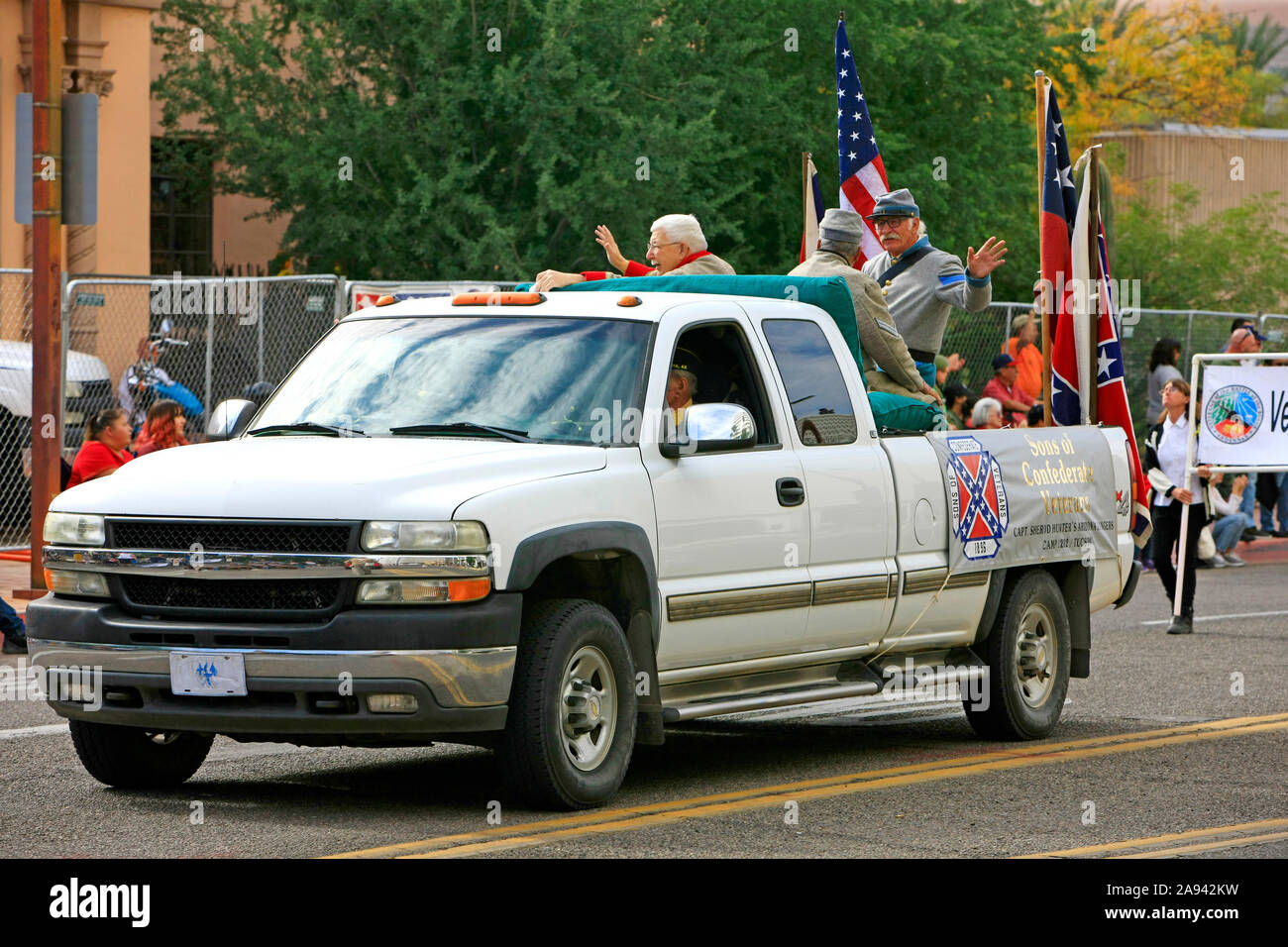 Figli della Confederazione guidare attraverso Tucson in Arizona sul giorno di veterani di guerra. Foto Stock